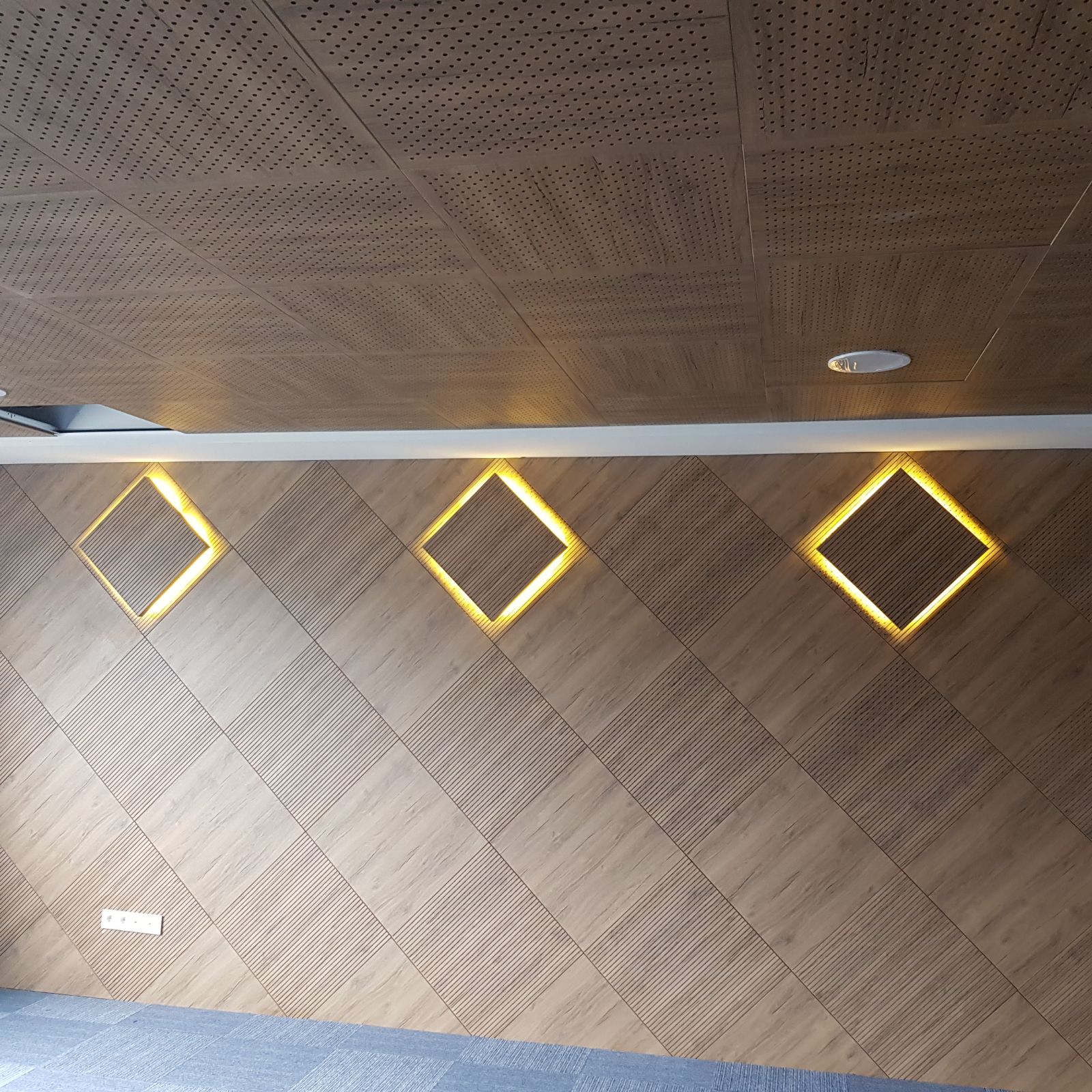 Wooden panel and led lighting by Acoustima and seatupturkey